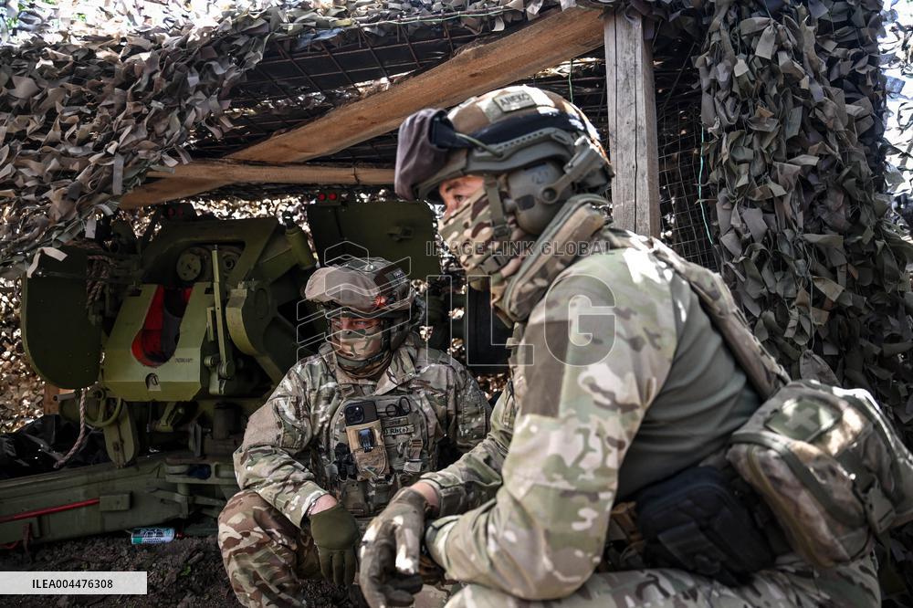 Ukrainian artillery personnel fight in Zaporizhzhia region