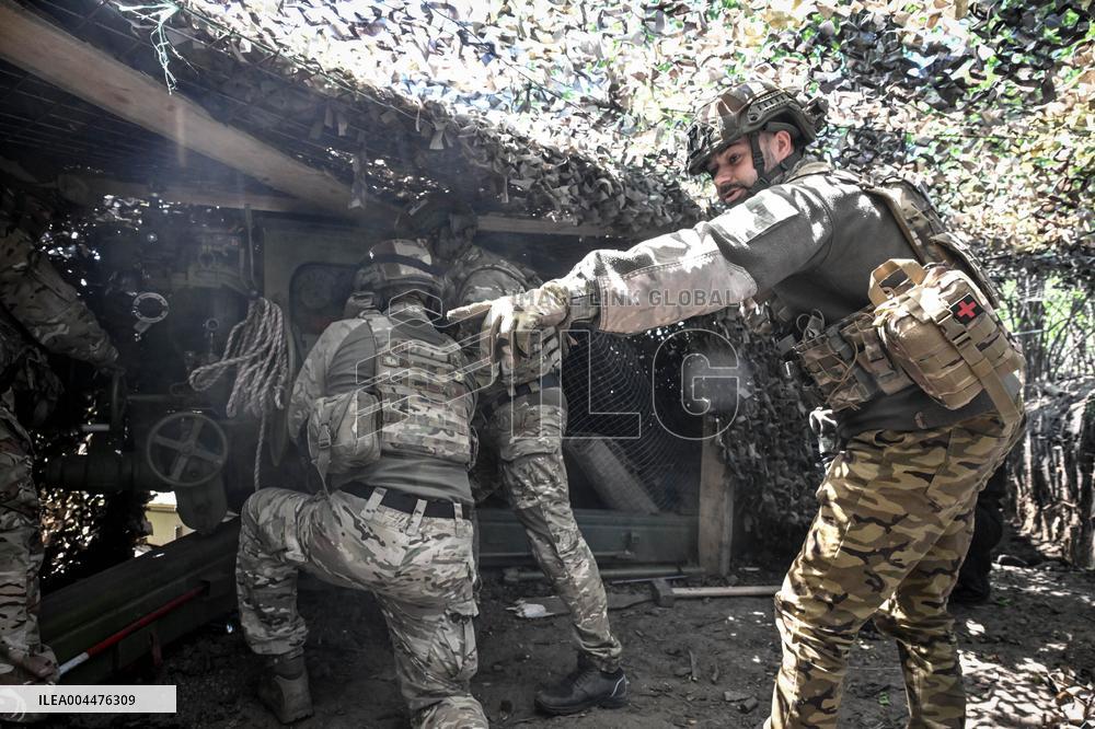 Ukrainian artillery personnel fight in Zaporizhzhia region