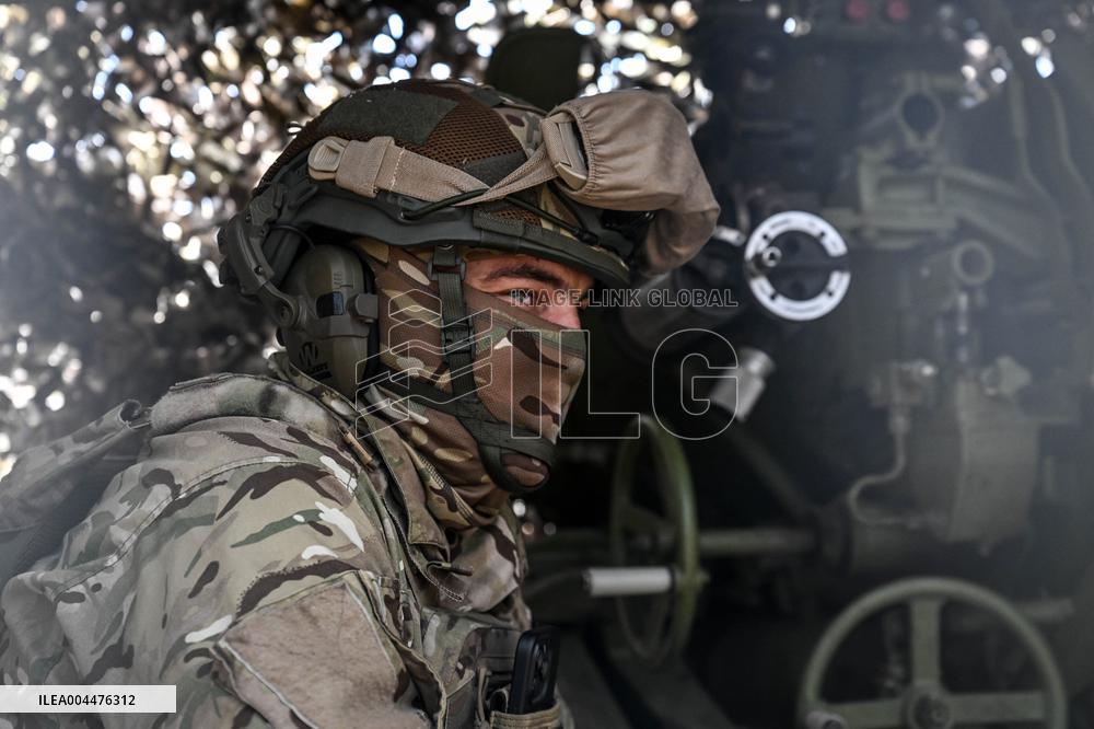 Ukrainian artillery personnel fight in Zaporizhzhia region