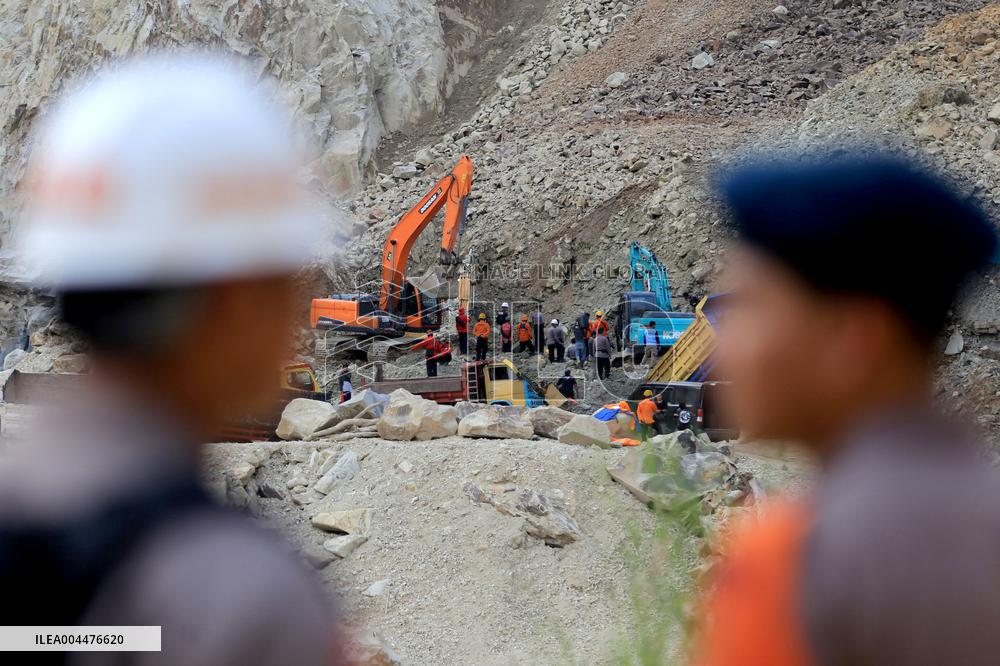 Quarry Landslide Kills At Least 7 - Indonesia
