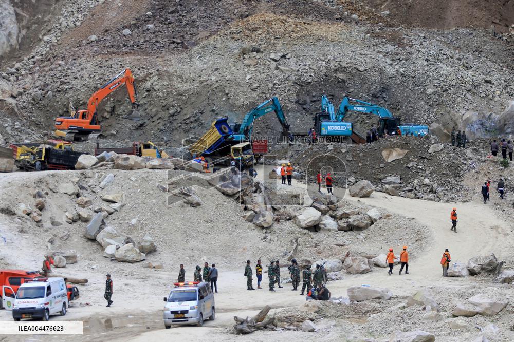 Quarry Landslide Kills At Least 7 - Indonesia