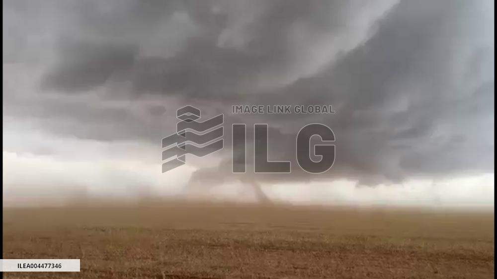 US: Possible Tornado Caught on Camera Near Brownfield, Texas