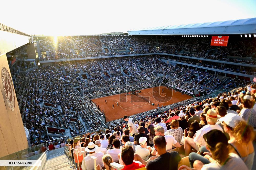 2025 French Open - Carlos Alcaraz v Damir Dzumhur  Day 6