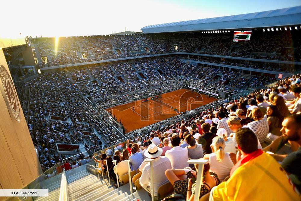2025 French Open - Carlos Alcaraz v Damir Dzumhur  Day 6