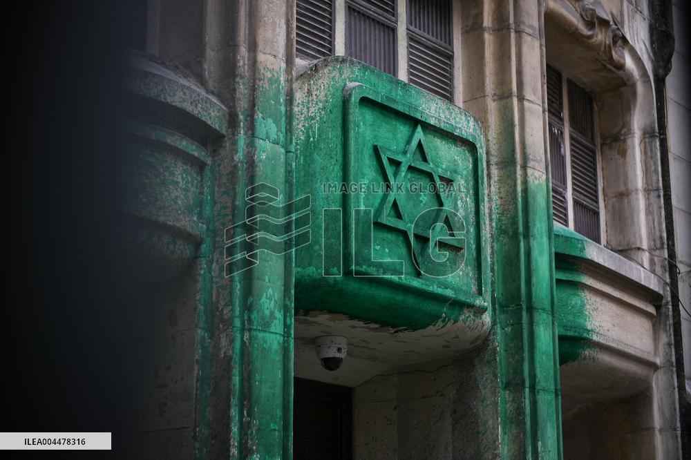 Paint on synagogues in Paris - FA