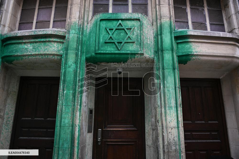 Paint on synagogues in Paris - FA