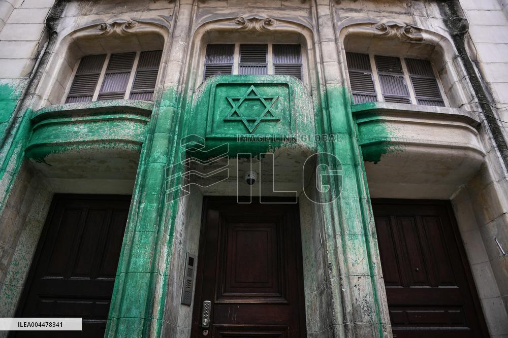 Paint on synagogues in Paris - FA