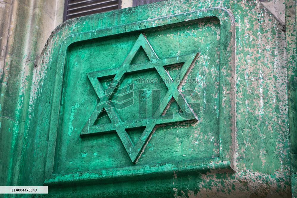 Paint on synagogues in Paris - FA