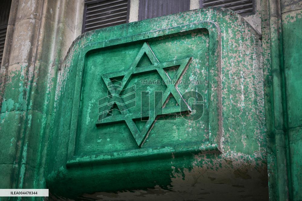 Paint on synagogues in Paris - FA