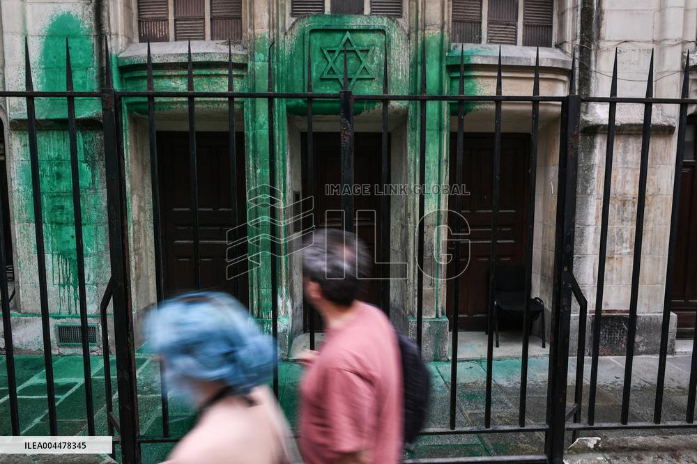 Paint on synagogues in Paris - FA