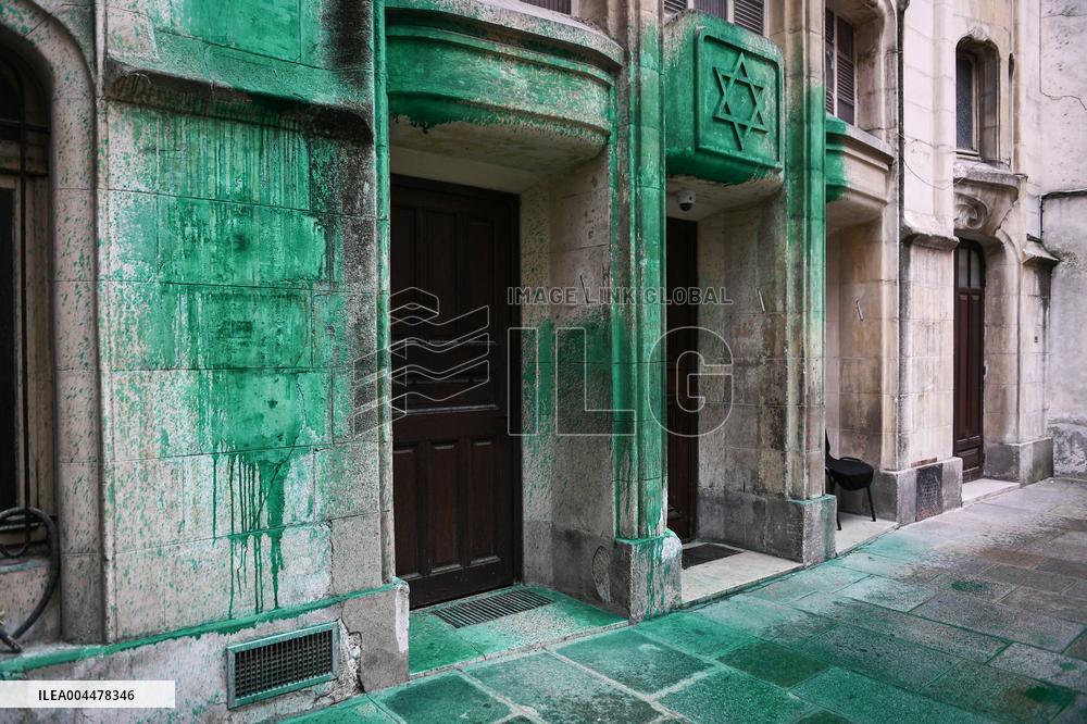 Paint on synagogues in Paris - FA
