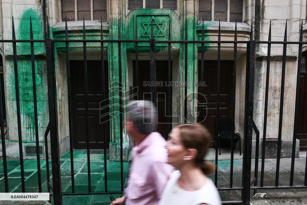 Paint on synagogues in Paris - FA