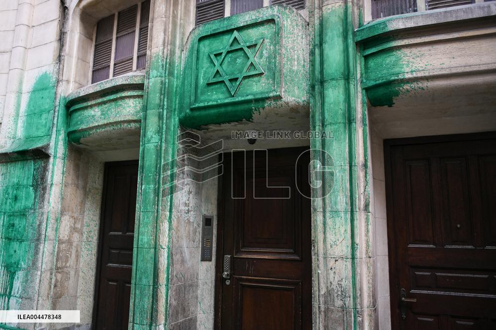 Paint on synagogues in Paris - FA