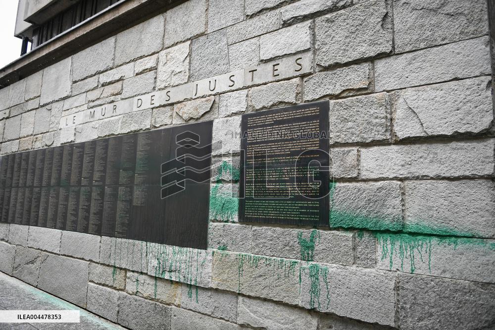 Paint on synagogues in Paris - FA