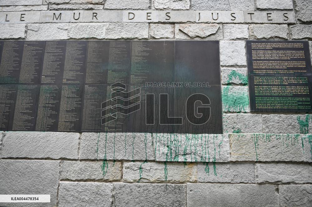 Paint on synagogues in Paris - FA