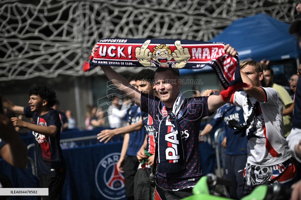 PSG Supporters Waiting Outside The Parc des Princes - Paris