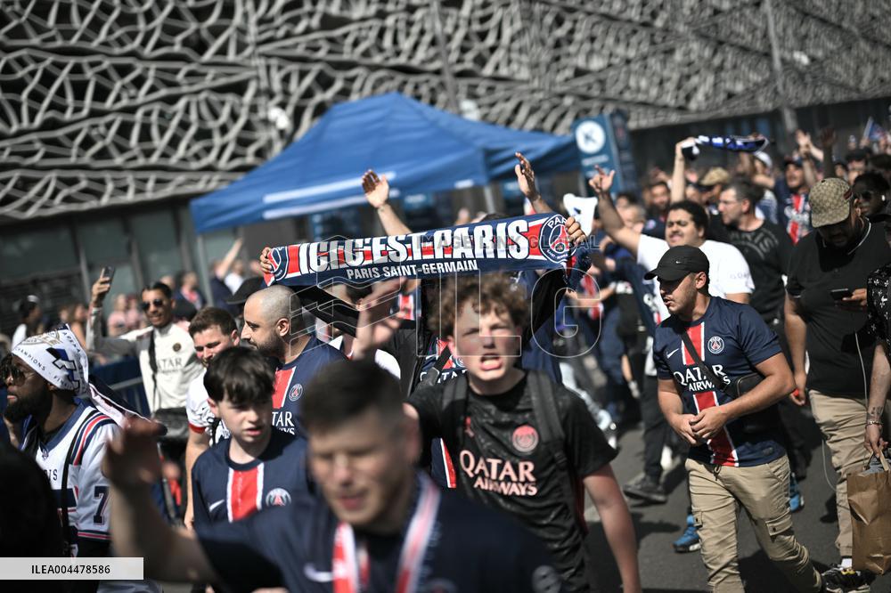 PSG Supporters Waiting Outside The Parc des Princes - Paris