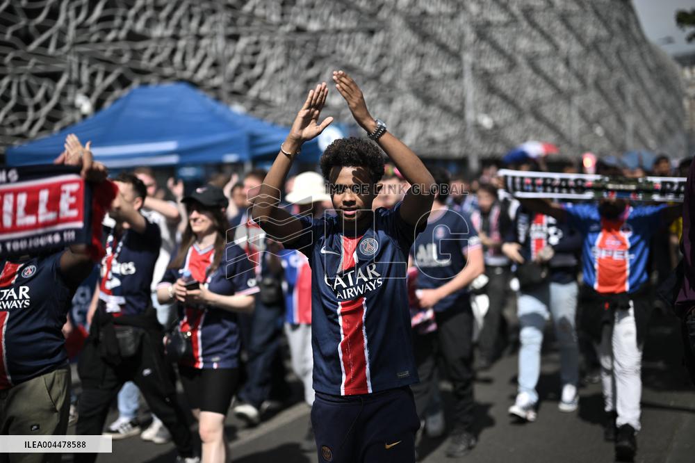 PSG Supporters Waiting Outside The Parc des Princes - Paris