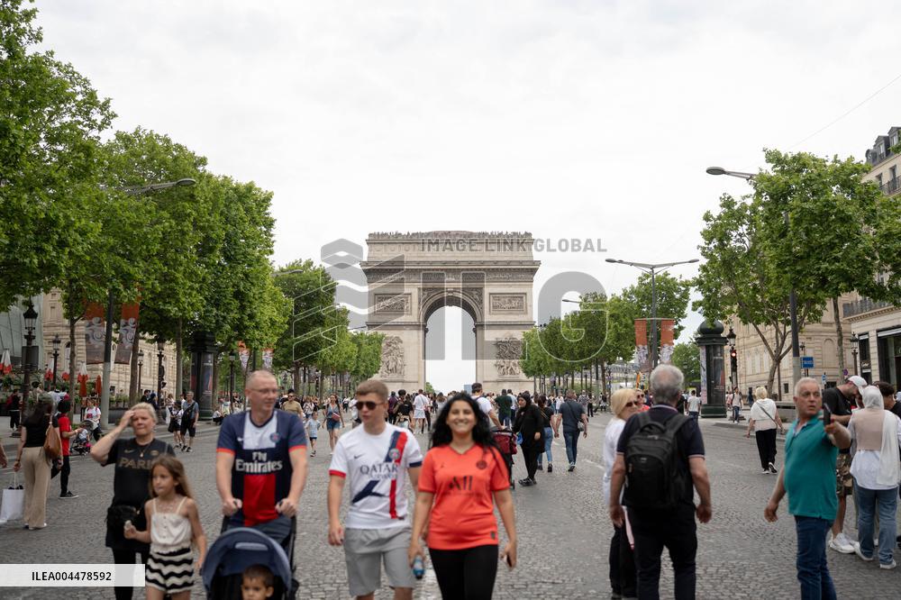 Atmosphere on the Champs-Elysees before the PSG - Inter Milan match - Paris AJ
