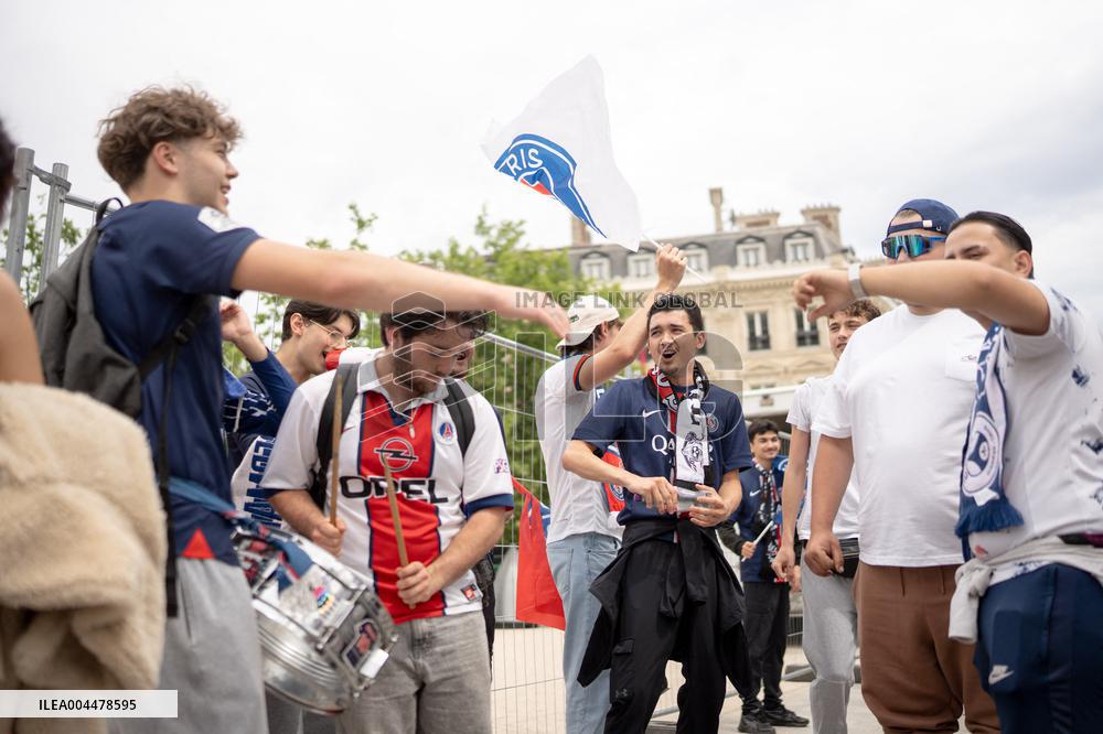 Atmosphere on the Champs-Elysees before the PSG - Inter Milan match - Paris AJ