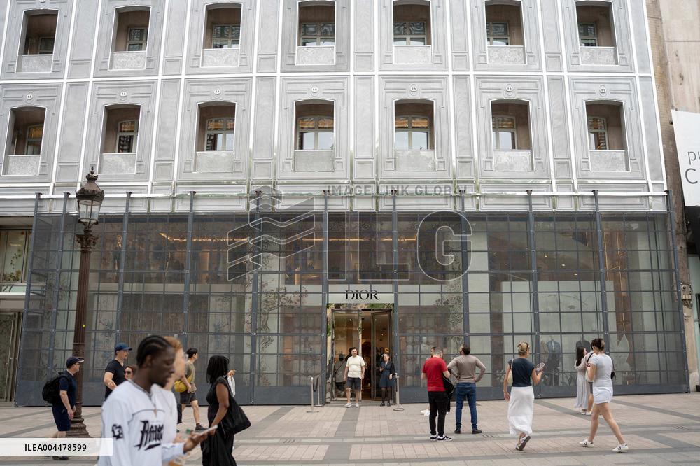 Atmosphere on the Champs-Elysees before the PSG - Inter Milan match - Paris AJ