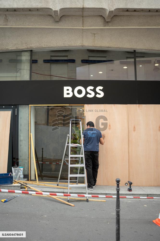 Atmosphere on the Champs-Elysees before the PSG - Inter Milan match - Paris AJ