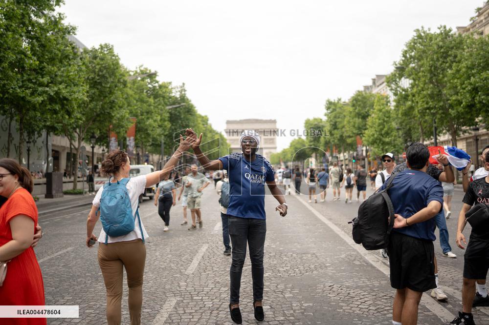 Atmosphere on the Champs-Elysees before the PSG - Inter Milan match - Paris AJ