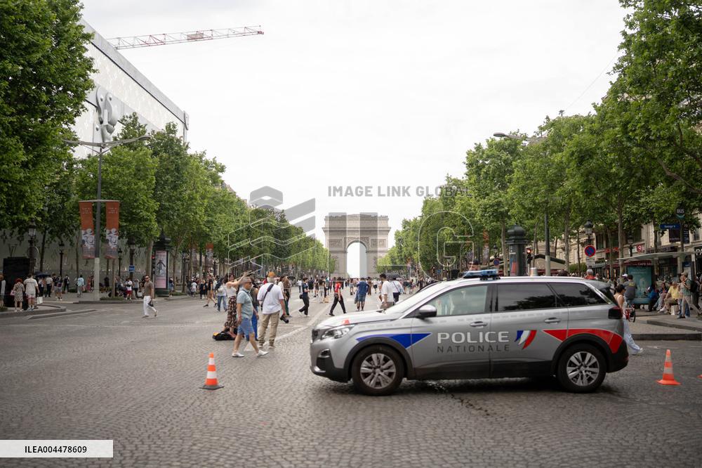 Atmosphere on the Champs-Elysees before the PSG - Inter Milan match - Paris AJ