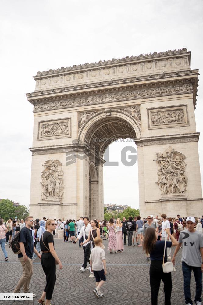 Atmosphere on the Champs-Elysees before the PSG - Inter Milan match - Paris AJ