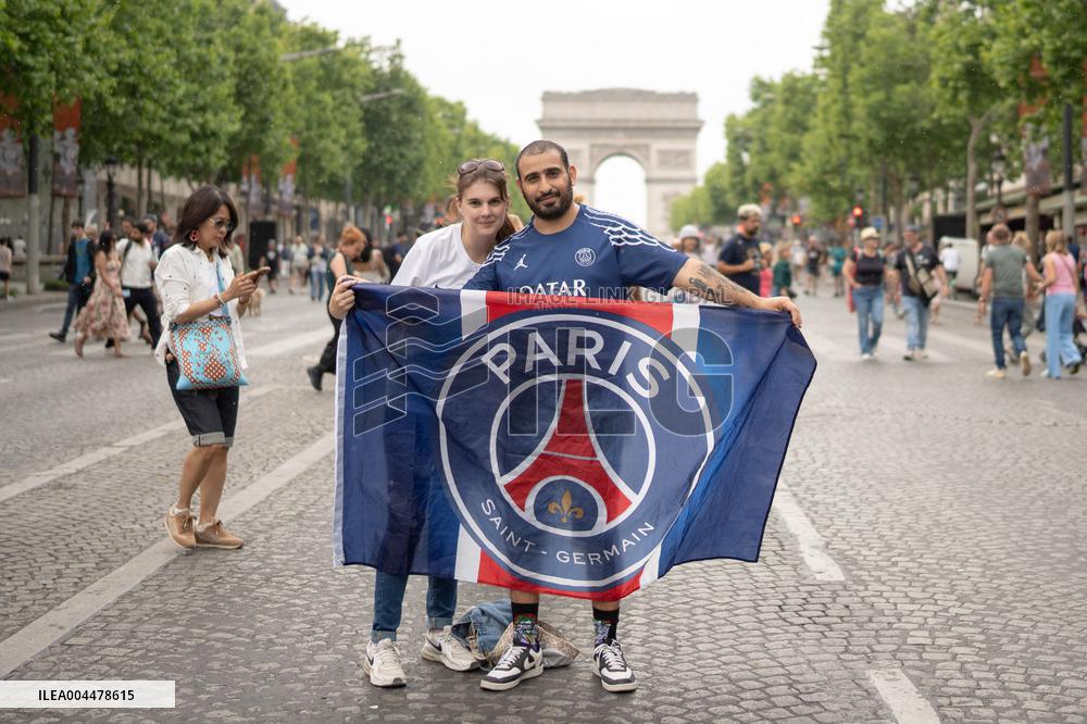 Atmosphere on the Champs-Elysees before the PSG - Inter Milan match - Paris AJ