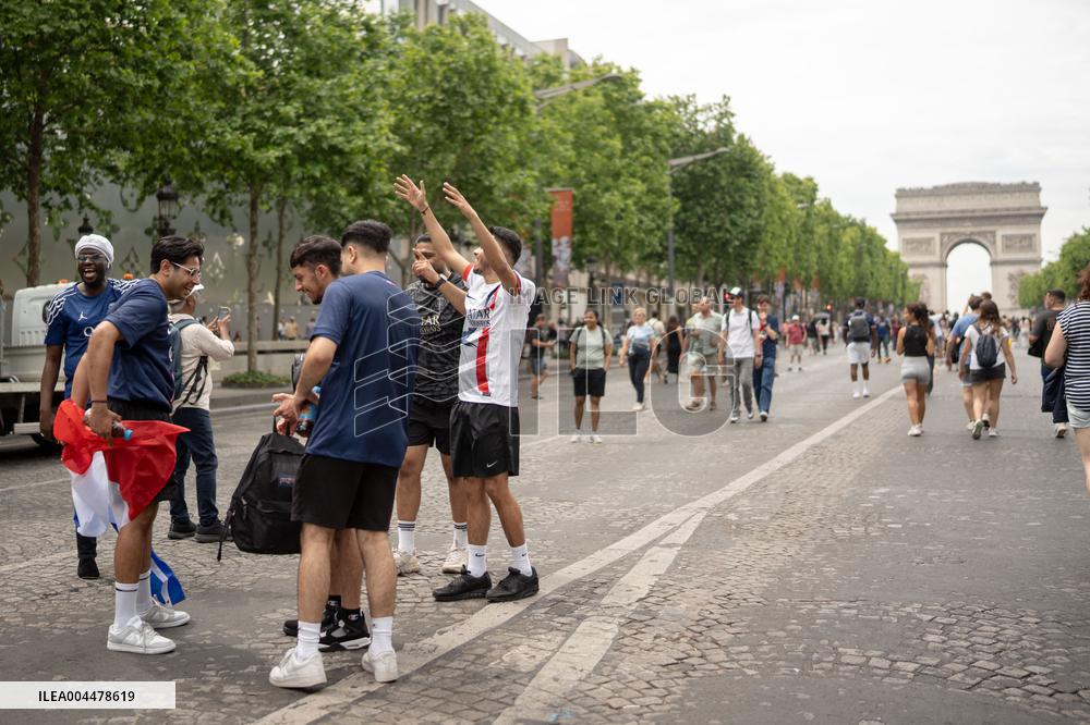 Atmosphere on the Champs-Elysees before the PSG - Inter Milan match - Paris AJ