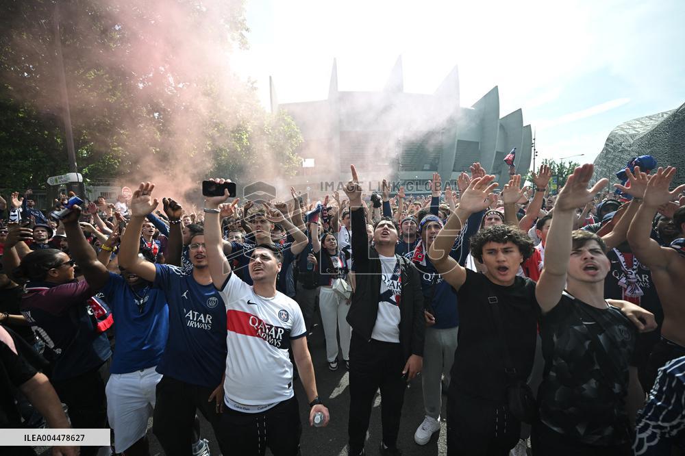 PSG Supporters Waiting Outside The Parc des Princes - Paris