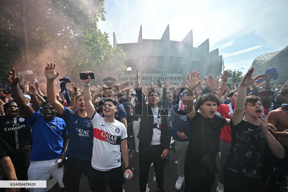 PSG Supporters Waiting Outside The Parc des Princes - Paris