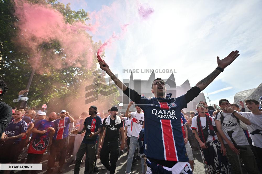 PSG Supporters Waiting Outside The Parc des Princes - Paris