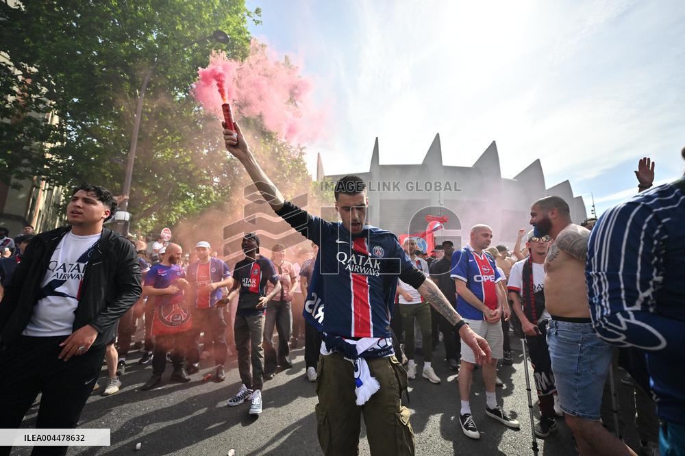 PSG Supporters Waiting Outside The Parc des Princes - Paris