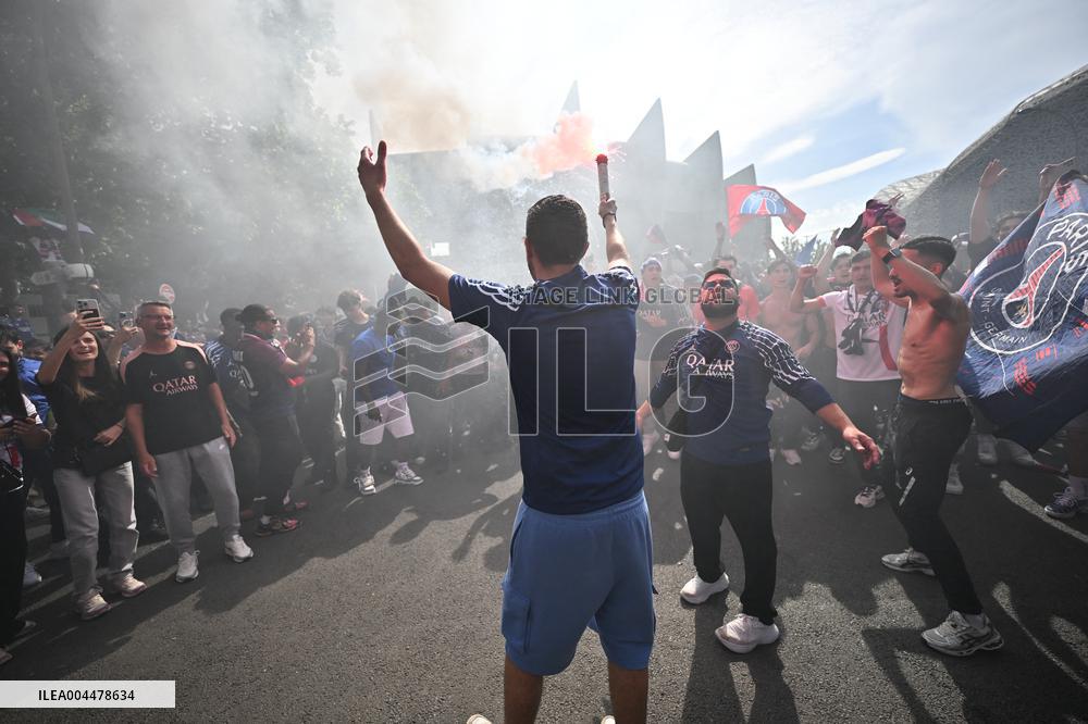PSG Supporters Waiting Outside The Parc des Princes - Paris