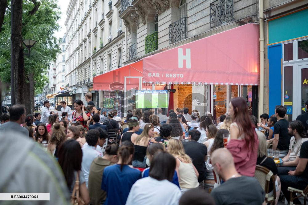Atmosphere in paris bars during the PSG - Inter Milan match - Paris AJ