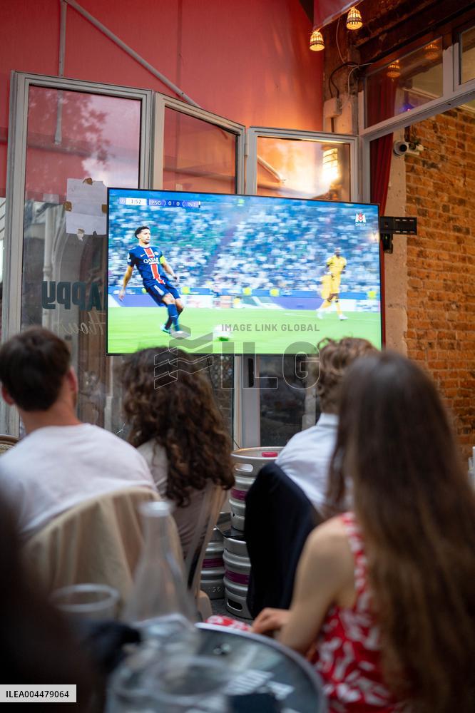 Atmosphere in paris bars during the PSG - Inter Milan match - Paris AJ