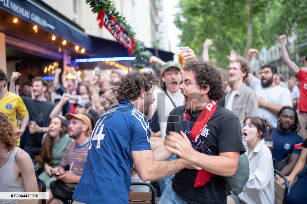 Atmosphere in paris bars during the PSG - Inter Milan match - Paris AJ