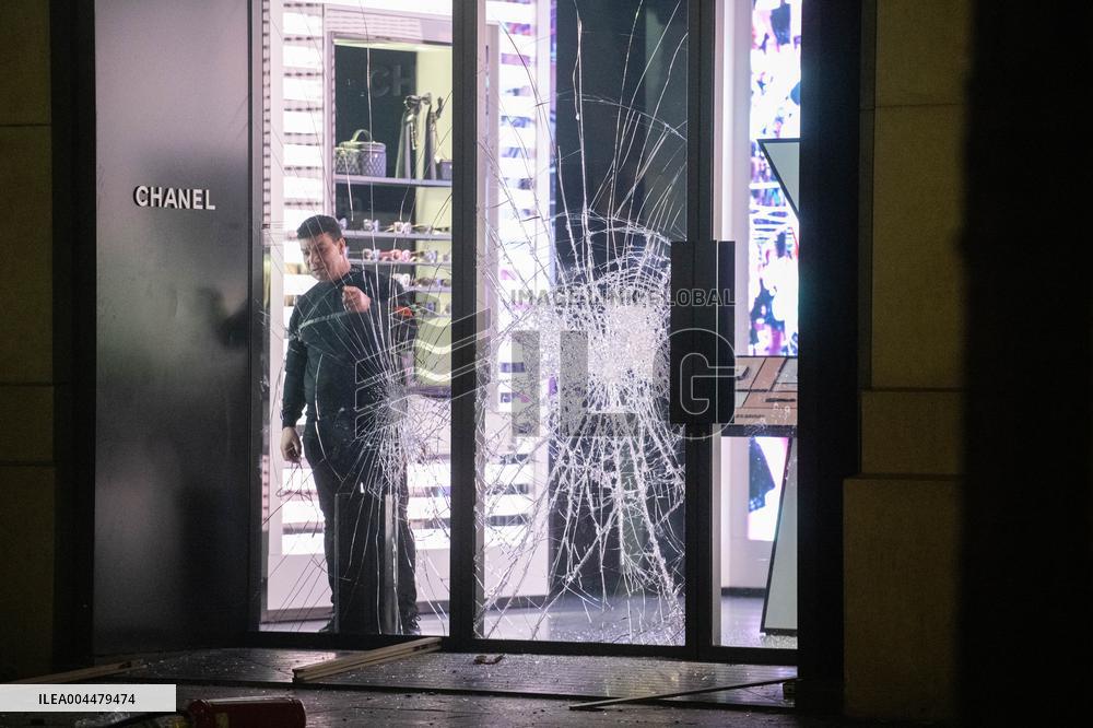 Chanel store attacked on the Champs Elysees - Paris