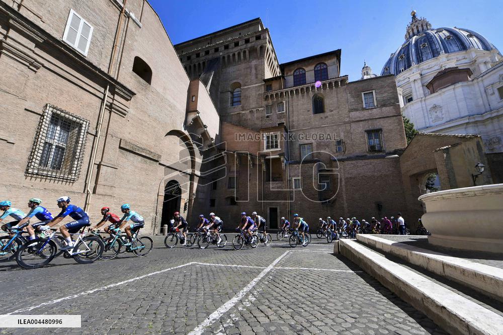 Pope Leo XVI Greets 'Giro D'Italia' Cyclists - Vatican