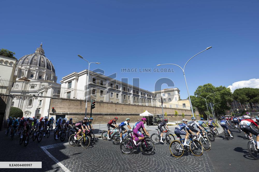 Pope Leo XVI Greets 'Giro D'Italia' Cyclists - Vatican