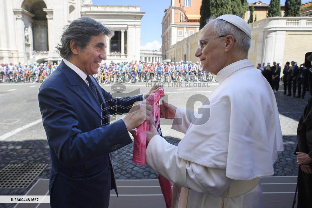Pope Leo XIV Greets 'Giro D'Italia' Cyclists - Vatican