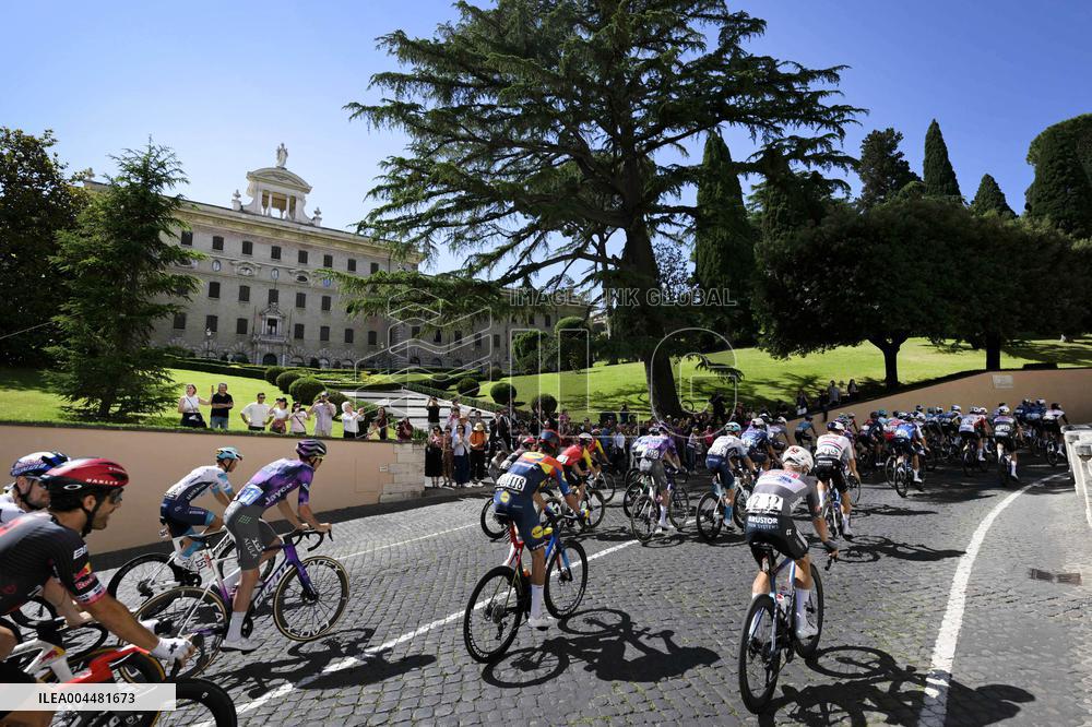 Pope Leo XIV Greets 'Giro D'Italia' Cyclists - Vatican