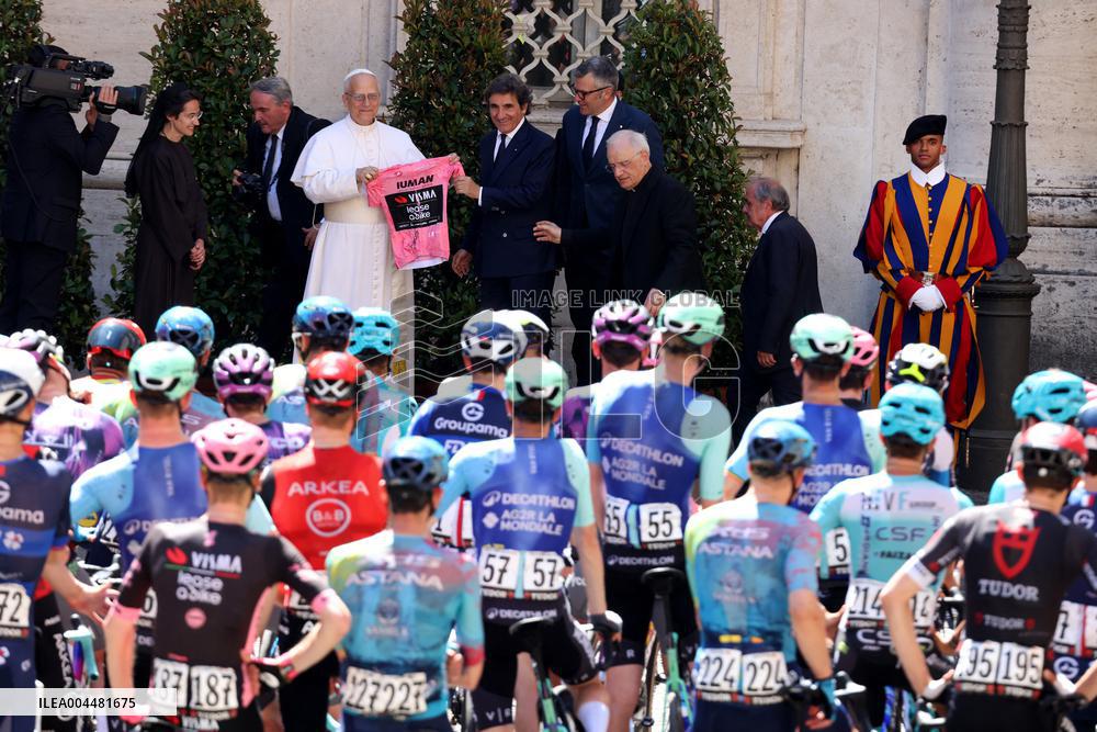 Pope Leo XIV Greets 'Giro D'Italia' Cyclists - Vatican