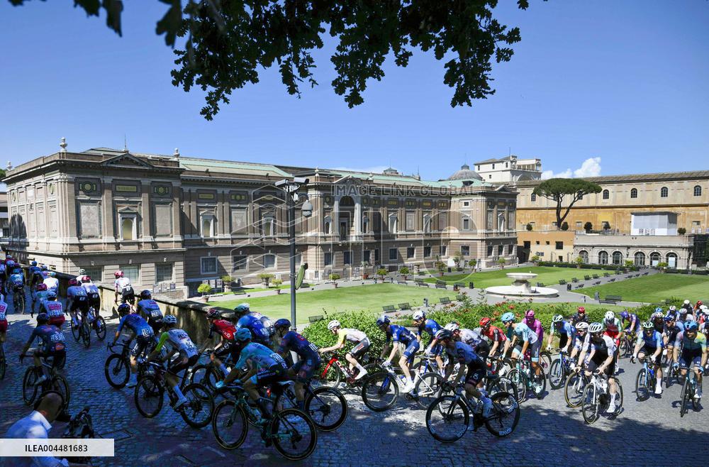 Pope Leo XIV Greets 'Giro D'Italia' Cyclists - Vatican