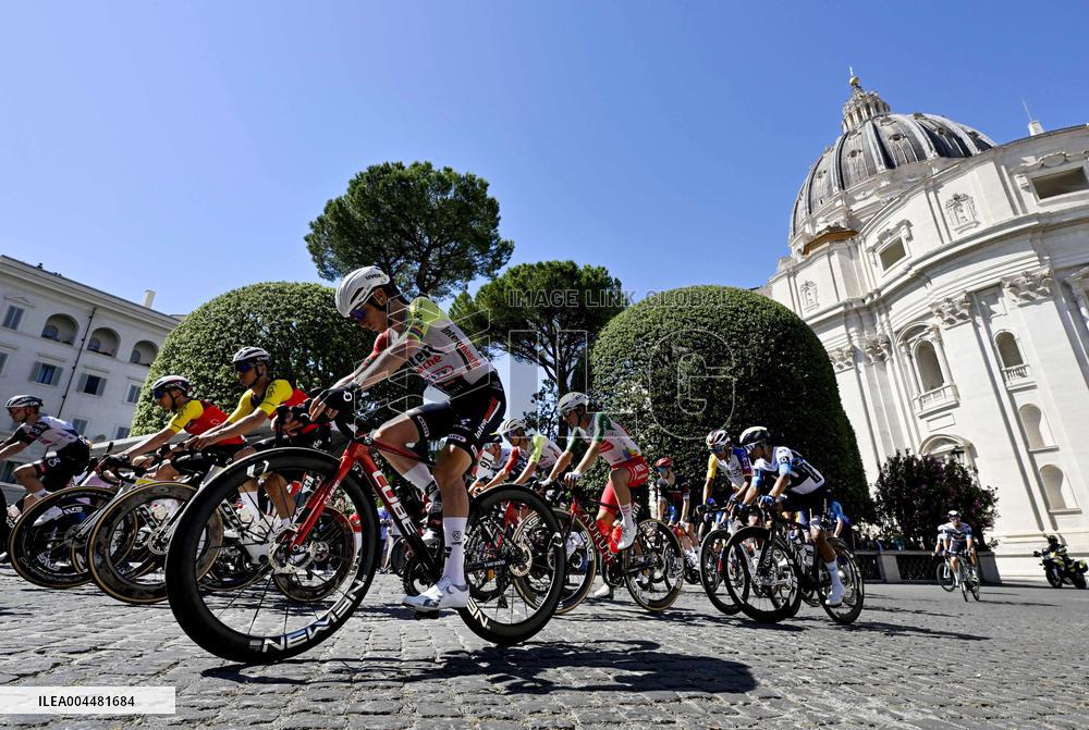 Pope Leo XIV Greets 'Giro D'Italia' Cyclists - Vatican