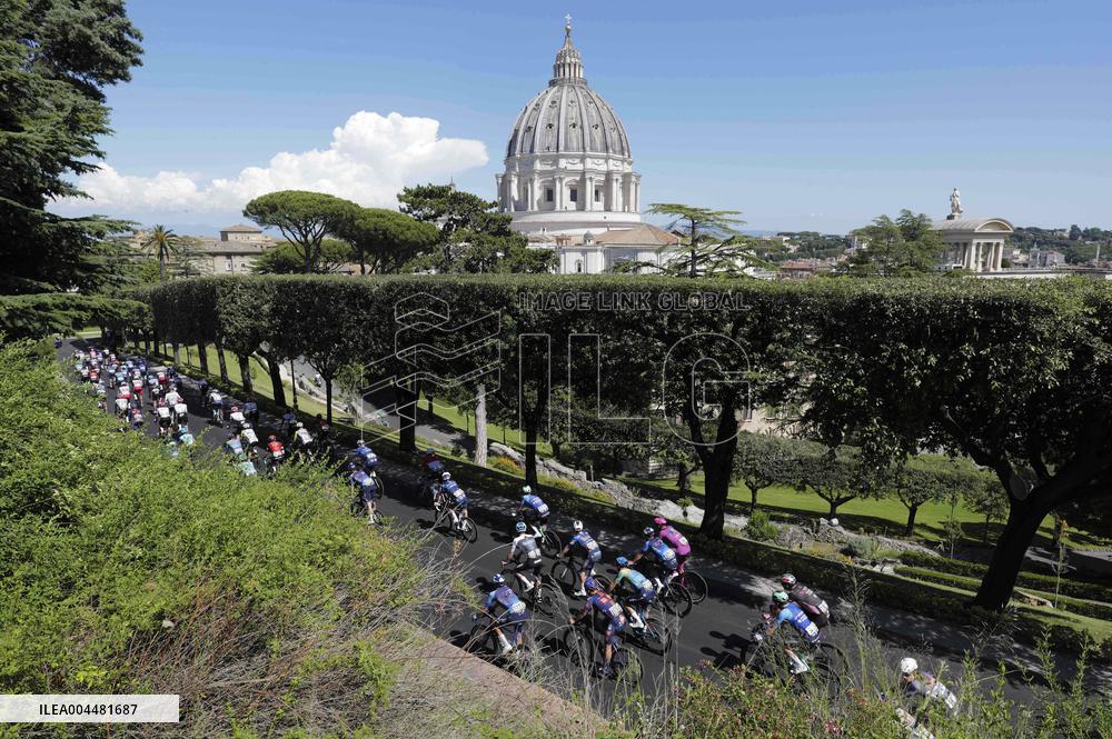 Pope Leo XIV Greets 'Giro D'Italia' Cyclists - Vatican