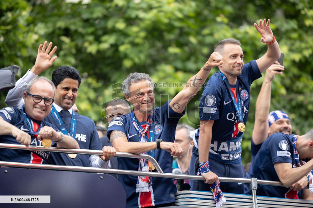 Supporters cheer the PSG in a parade in Paris - AJ