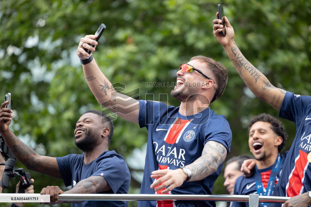 Supporters cheer the PSG in a parade in Paris - AJ